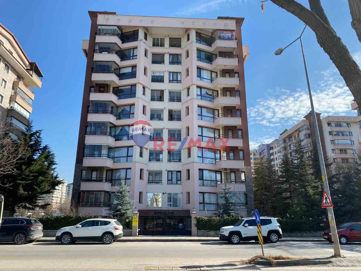 ÇUKURAMBAR, ÖĞRETMENLER CADDESİ'NDE YAPILI VE BOŞ 4+1 S